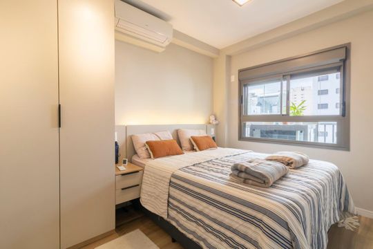 Comprar apartamento mobiliado com 3 quartos, varanda, piscina e churrasqueira no condomínio. — Quarto Suíte