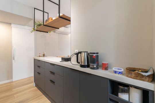 Comprar apartamento mobiliado com 3 quartos, varanda, piscina e churrasqueira no condomínio. — Cozinha