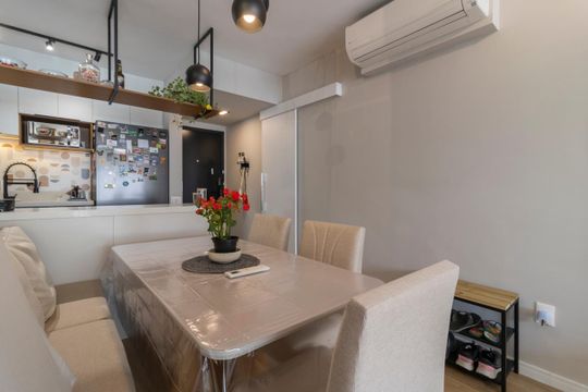 Comprar apartamento mobiliado com 3 quartos, varanda, piscina e churrasqueira no condomínio. — Sala de Jantar