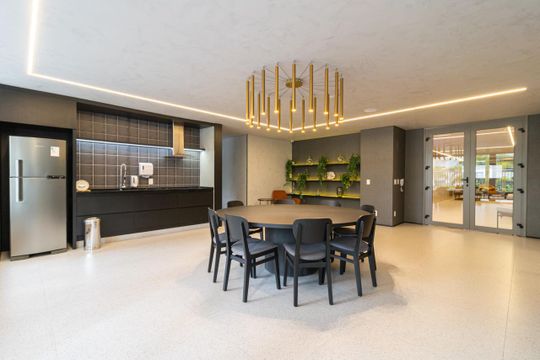Comprar apartamento mobiliado com 3 quartos, varanda, piscina e churrasqueira no condomínio. — Área comum - Salão de festas