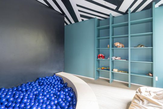 Comprar apartamento mobiliado com 3 quartos, varanda, piscina e churrasqueira no condomínio. — Área comum - Brinquedoteca