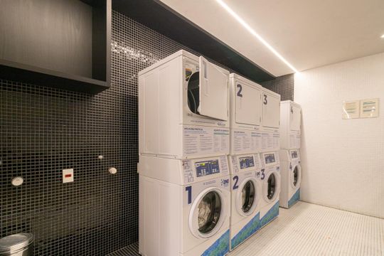Comprar apartamento mobiliado com 3 quartos, varanda, piscina e churrasqueira no condomínio. — Área comum - Lavanderia