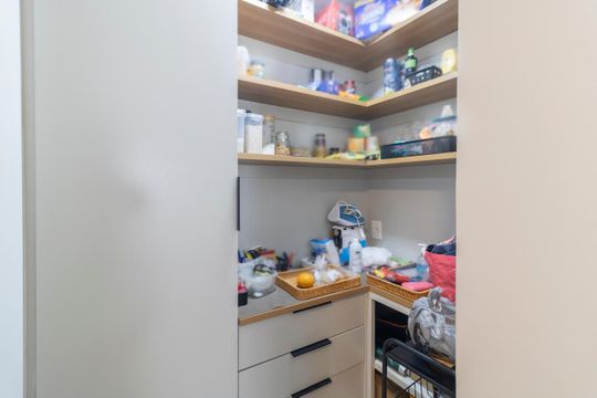 Comprar apartamento mobiliado com 3 quartos, varanda, piscina e churrasqueira no condomínio. — Despensa