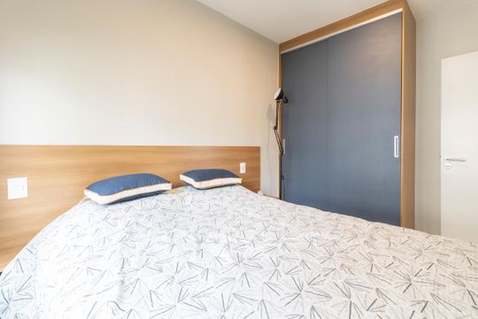 Comprar apartamento mobiliado com 3 quartos, varanda, piscina e churrasqueira no condomínio. — Quarto 2