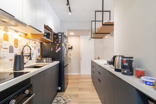 Comprar apartamento mobiliado com 3 quartos, varanda, piscina e churrasqueira no condomínio. — Cozinha