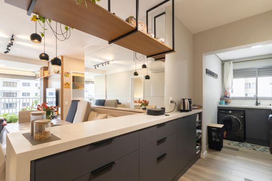 Comprar apartamento mobiliado com 3 quartos, varanda, piscina e churrasqueira no condomínio. — Cozinha