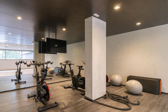 Comprar apartamento mobiliado com 3 quartos, varanda, piscina e churrasqueira no condomínio. — Área comum - Academia