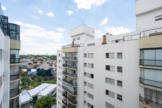 Compra apartamento com varanda, garden, piscina e academia no condomínio. Total de 4 quartos. — Vista da Varanda da Sala