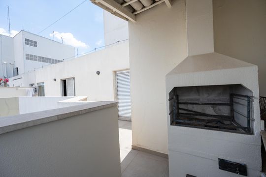 Compra apartamento com varanda, garden, piscina e academia no condomínio. Total de 4 quartos. — Churrasqueira