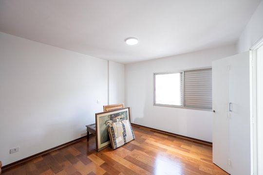 Compra apartamento com varanda, garden, piscina e academia no condomínio. Total de 4 quartos. — Suíte 1
