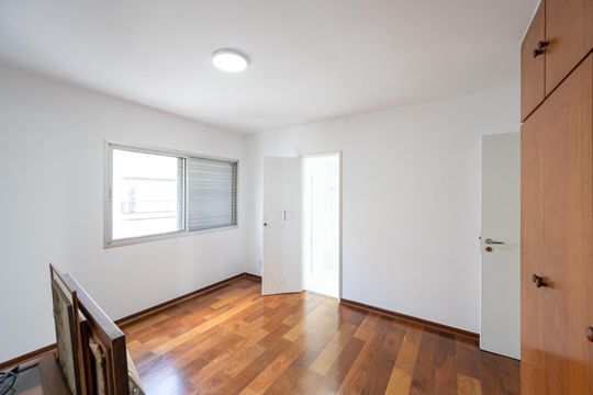 Compra apartamento com varanda, garden, piscina e academia no condomínio. Total de 4 quartos. — Suíte 1