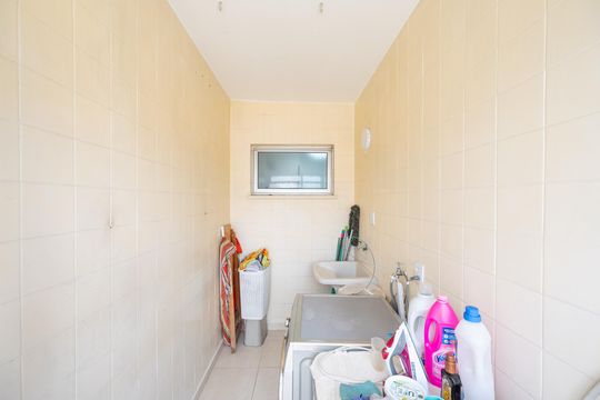 Compra apartamento com varanda, garden, piscina e academia no condomínio. Total de 4 quartos. — Lavanderia