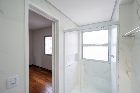 Compra apartamento com varanda, garden, piscina e academia no condomínio. Total de 4 quartos. — Banheiro da Suíte 1
