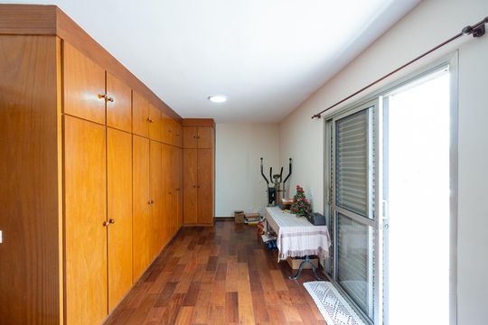Compra apartamento com varanda, garden, piscina e academia no condomínio. Total de 4 quartos. — Sala da Cobertura