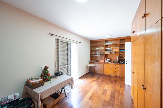 Compra apartamento com varanda, garden, piscina e academia no condomínio. Total de 4 quartos. — Sala da Cobertura