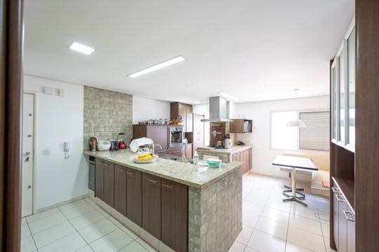 Compra apartamento com varanda, garden, piscina e academia no condomínio. Total de 4 quartos. — Cozinha