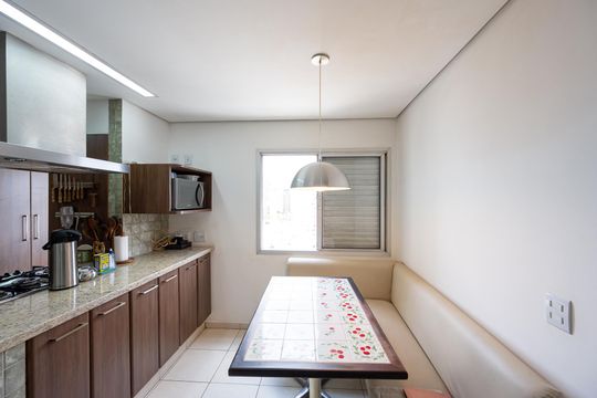 Compra apartamento com varanda, garden, piscina e academia no condomínio. Total de 4 quartos. — Cozinha
