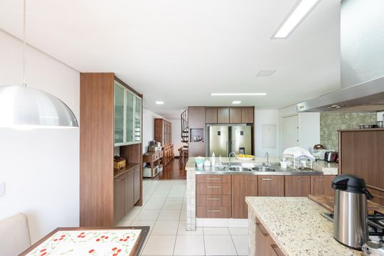 Compra apartamento com varanda, garden, piscina e academia no condomínio. Total de 4 quartos. — Cozinha