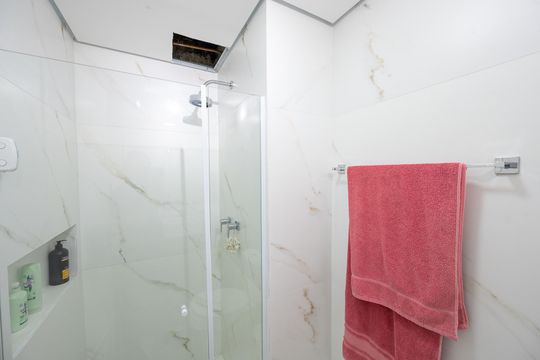 Compra apartamento com varanda, garden, piscina e academia no condomínio. Total de 4 quartos. — Banheiro da Suíte 2