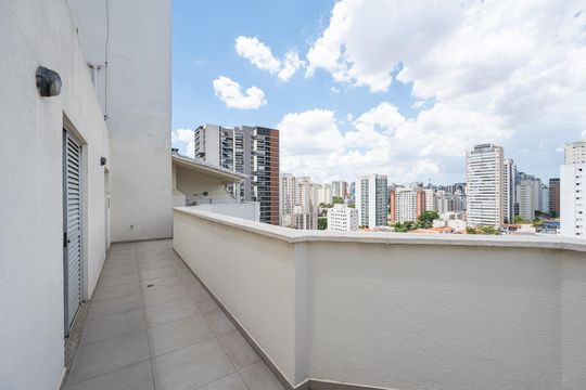 Compra apartamento com varanda, garden, piscina e academia no condomínio. Total de 4 quartos. — Churrasqueira