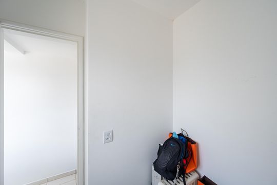 Compra apartamento com varanda, garden, piscina e academia no condomínio. Total de 4 quartos. — Quarto de Serviço
