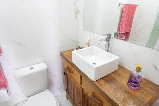 Compra apartamento com varanda, garden, piscina e academia no condomínio. Total de 4 quartos. — Banheiro da Suíte 2