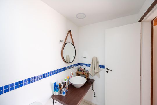 Compra apartamento com varanda, garden, piscina e academia no condomínio. Total de 4 quartos. — Banheiro da Cobertura