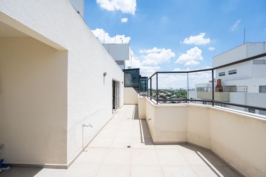 Compra apartamento com varanda, garden, piscina e academia no condomínio. Total de 4 quartos. — Cobertura