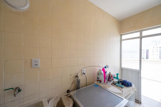 Compra apartamento com varanda, garden, piscina e academia no condomínio. Total de 4 quartos. — Lavanderia