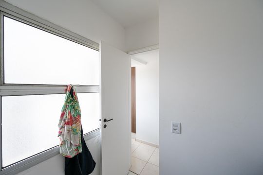 Compra apartamento com varanda, garden, piscina e academia no condomínio. Total de 4 quartos. — Quarto de Serviço