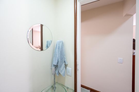 Compra apartamento com varanda, garden, piscina e academia no condomínio. Total de 4 quartos. — Lavabo