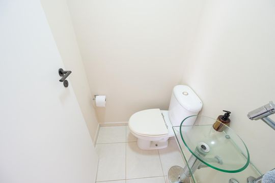 Compra apartamento com varanda, garden, piscina e academia no condomínio. Total de 4 quartos. — Lavabo