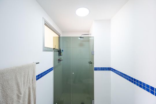 Compra apartamento com varanda, garden, piscina e academia no condomínio. Total de 4 quartos. — Banheiro da Cobertura