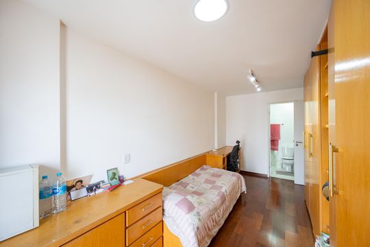 Compra apartamento com varanda, garden, piscina e academia no condomínio. Total de 4 quartos. — Suíte 2