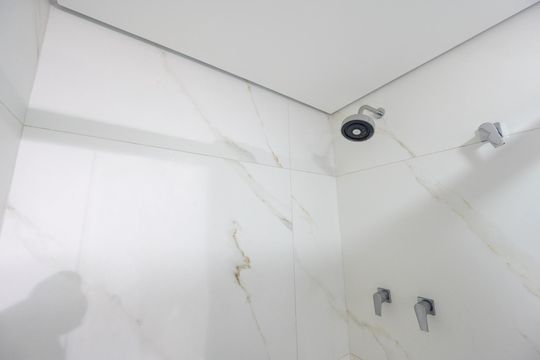 Compra apartamento com varanda, garden, piscina e academia no condomínio. Total de 4 quartos. — Banheiro Social
