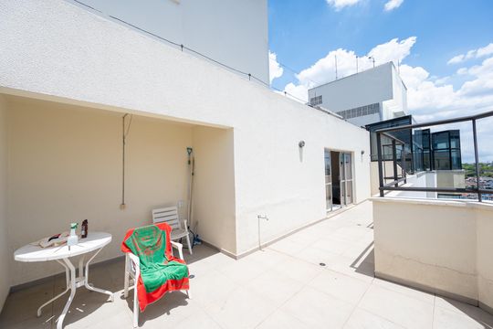 Compra apartamento com varanda, garden, piscina e academia no condomínio. Total de 4 quartos. — Cobertura