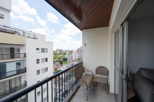 Compra apartamento com varanda, garden, piscina e academia no condomínio. Total de 4 quartos. — Varanda da Sala