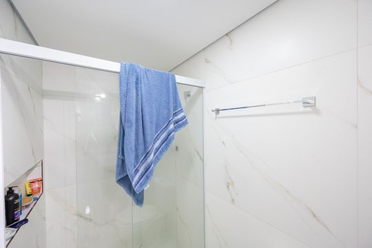 Compra apartamento com varanda, garden, piscina e academia no condomínio. Total de 4 quartos. — Banheiro Social