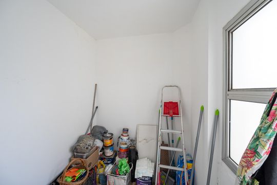 Compra apartamento com varanda, garden, piscina e academia no condomínio. Total de 4 quartos. — Quarto de Serviço