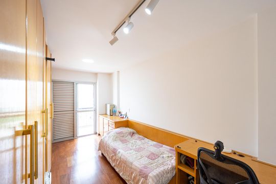 Compra apartamento com varanda, garden, piscina e academia no condomínio. Total de 4 quartos. — Suíte 2