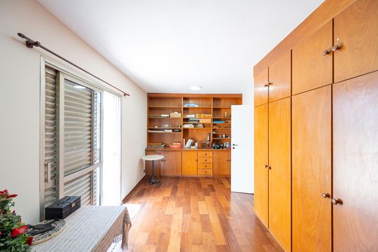 Compra apartamento com varanda, garden, piscina e academia no condomínio. Total de 4 quartos. — Sala da Cobertura