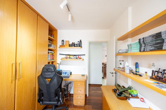 Compra apartamento com varanda, garden, piscina e academia no condomínio. Total de 4 quartos. — Quarto 3