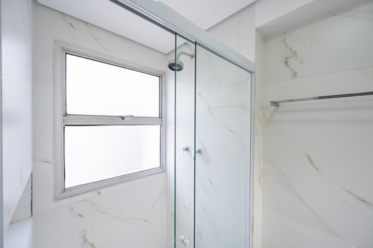 Compra apartamento com varanda, garden, piscina e academia no condomínio. Total de 4 quartos. — Banheiro da Suíte 1