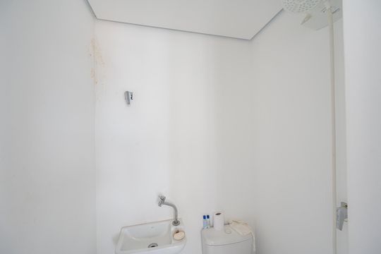 Compra apartamento com varanda, garden, piscina e academia no condomínio. Total de 4 quartos. — Banheiro de Serviço