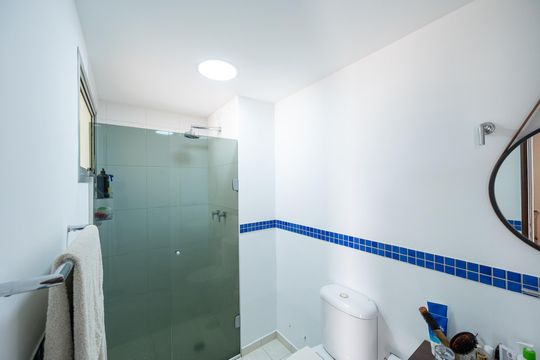 Compra apartamento com varanda, garden, piscina e academia no condomínio. Total de 4 quartos. — Banheiro da Cobertura