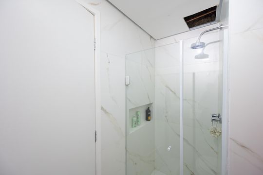 Compra apartamento com varanda, garden, piscina e academia no condomínio. Total de 4 quartos. — Banheiro da Suíte 2