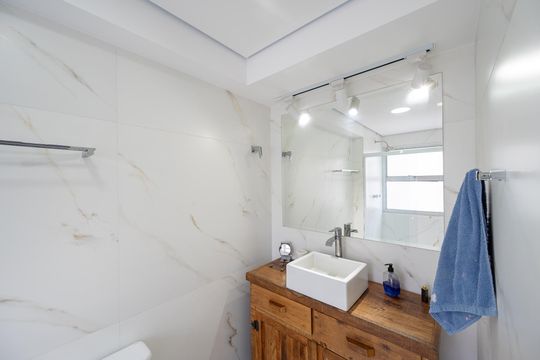 Compra apartamento com varanda, garden, piscina e academia no condomínio. Total de 4 quartos. — Banheiro da Suíte 1