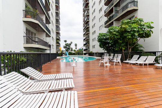 Compra apartamento com varanda, garden, piscina e academia no condomínio. Total de 4 quartos. — Piscina
