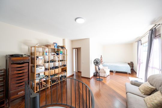 Compra apartamento com varanda, garden, piscina e academia no condomínio. Total de 4 quartos. — Quarto da Cobertura