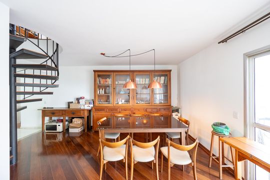 Compra apartamento com varanda, garden, piscina e academia no condomínio. Total de 4 quartos. — Sala